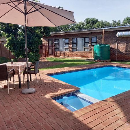 White Rose Guest House Vanderbijlpark Extérieur photo