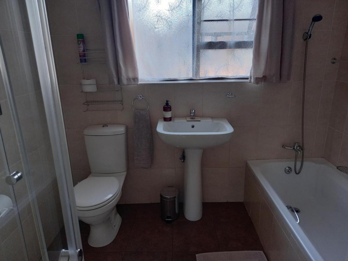White Rose Guest House Vanderbijlpark Extérieur photo