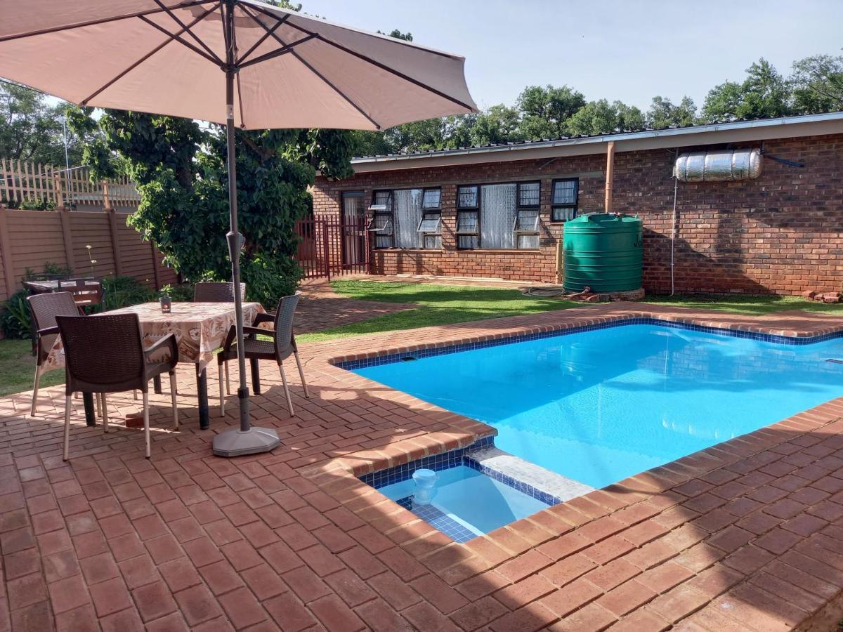 White Rose Guest House Vanderbijlpark Extérieur photo