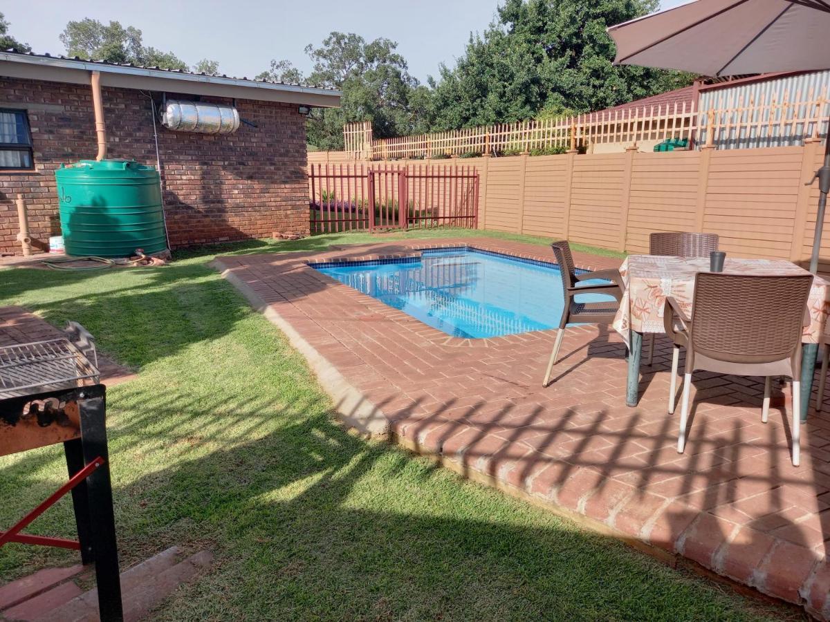 White Rose Guest House Vanderbijlpark Extérieur photo