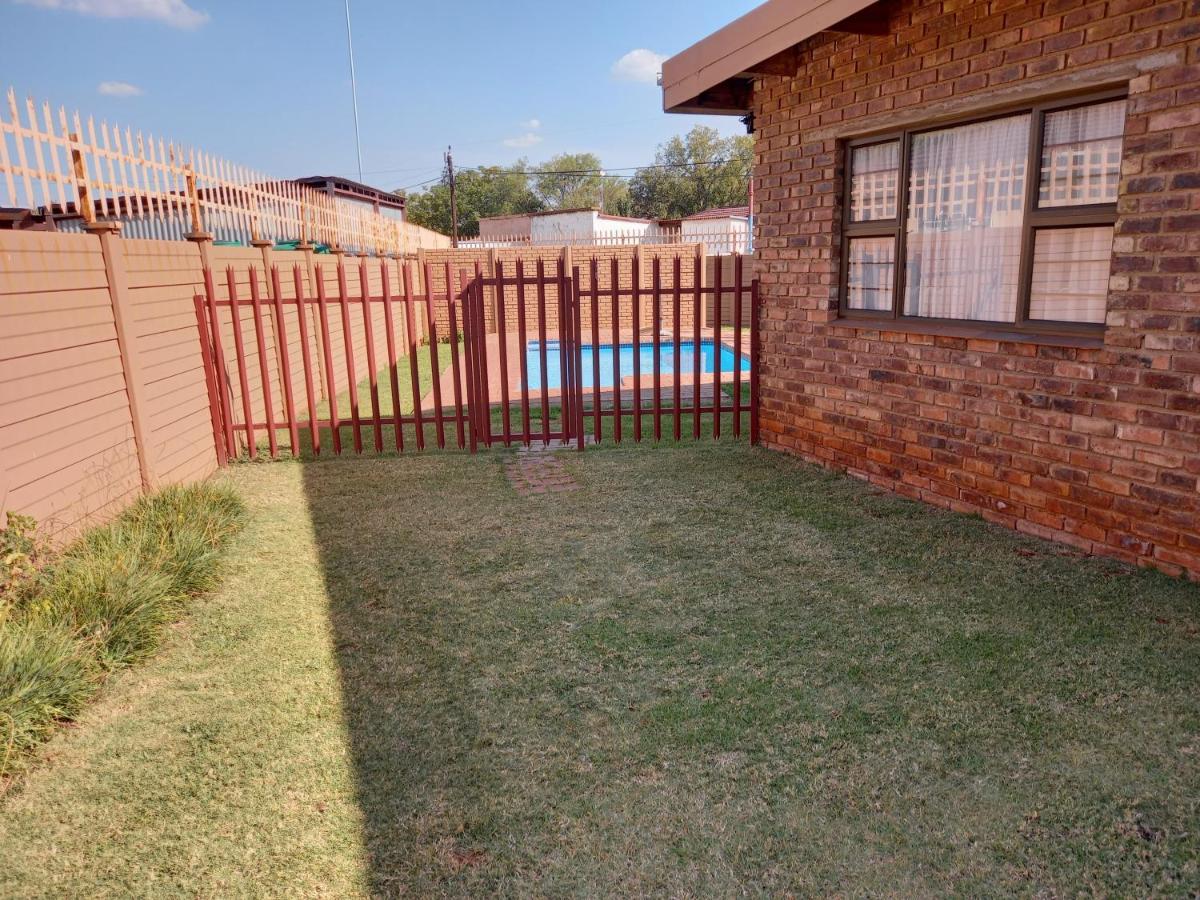 White Rose Guest House Vanderbijlpark Extérieur photo