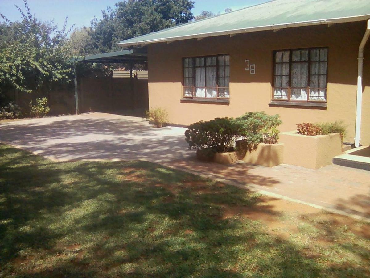 White Rose Guest House Vanderbijlpark Extérieur photo